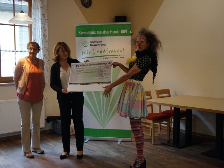 Spendenscheck an Klinik-Clowns