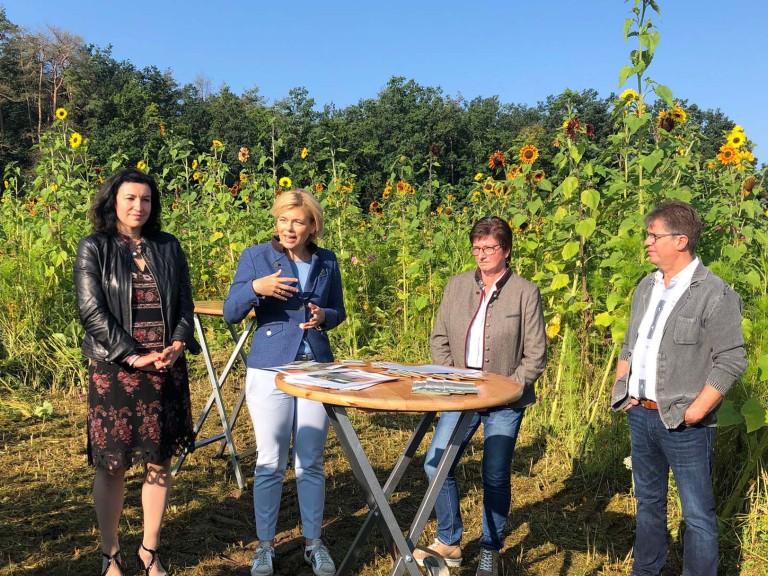 Julia Klöcker und Dorothee Bär am Blühfeld