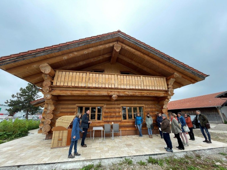 Waldbesitzerinnen besichtigen ein Holzhaus