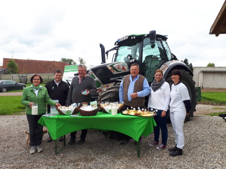 Kreisobleute und Vertreter der Molkereien vor dem #EssenAusBayern-Traktor