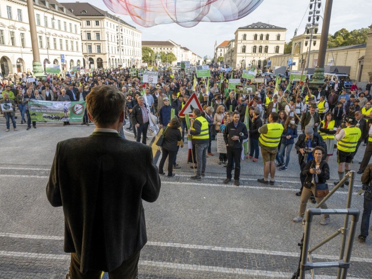 Zahlreiche Demonstranten bei "ausgebimmelt"