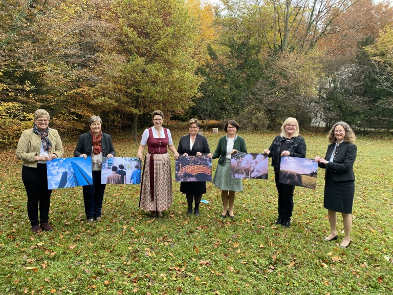 Die Mitglieder des Landesausschuss der Landfrauen halten Plakate mit vielseitigen Zukunftsthemen. 