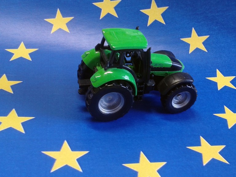 Ein Miniatur-Traktor vor dem Europa-Symbol.