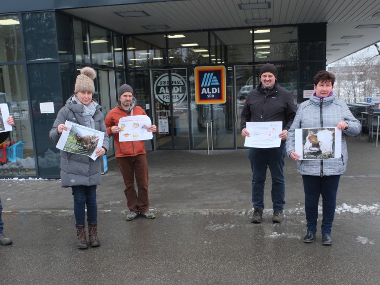 Demoaktion vor dem Aldi in Weilheim