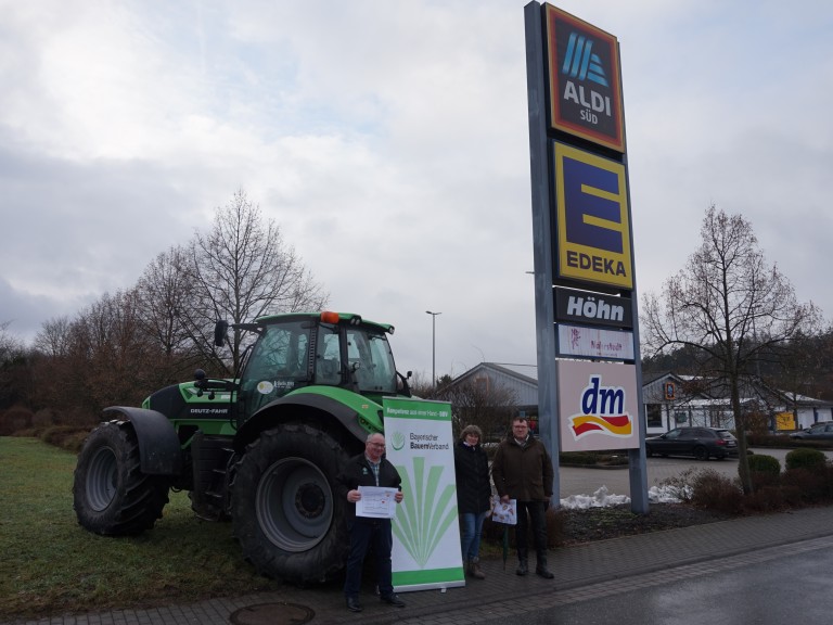 Kronacher Bauern protestieren vor Aldi in Stockheim