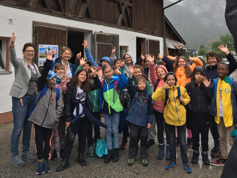 Klasse 4b der Grundschule mit Christine Singer und Lisa Krötz