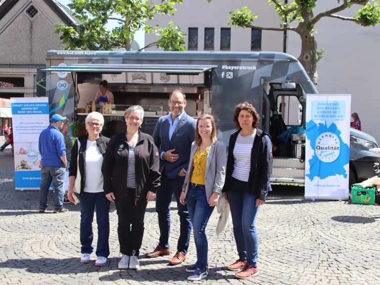 Gruppenbild der Akteure vor dem Bayerntruck