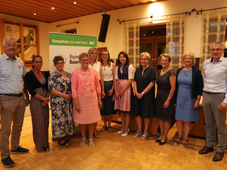 Die neue Landfrauenvorstandschaft mit den Ehrengästen