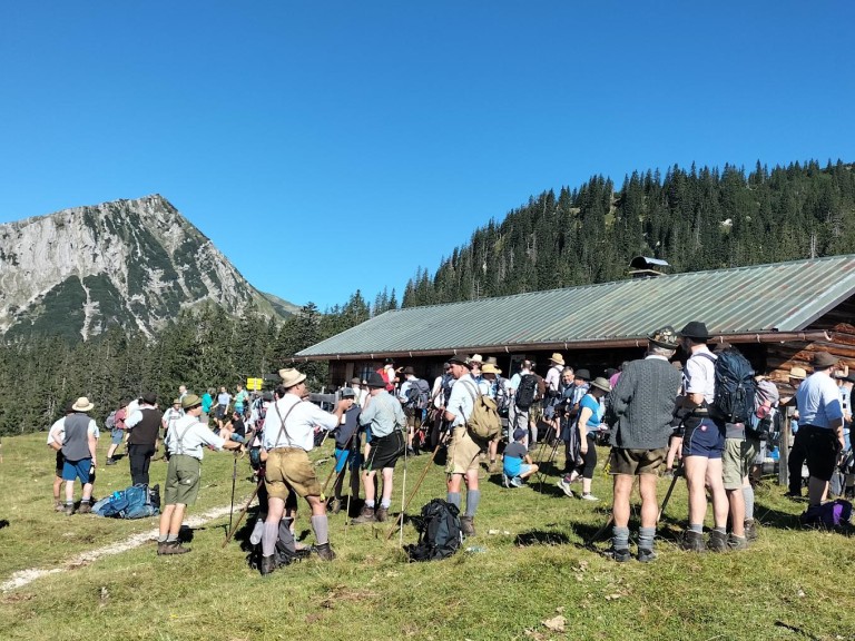Treffen und Begrüßung auf der Krüner Alm