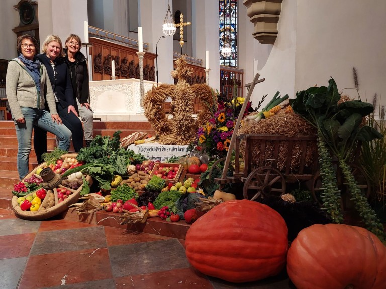 Landfrauen schmücken Erntedankalter in der Frauenkirche