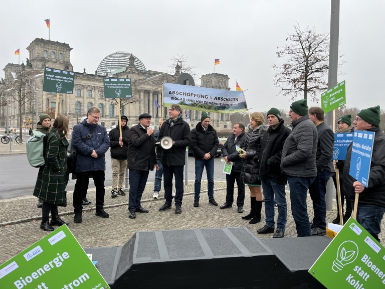 Gruppenfoto bei Strom-Demo in Berlin.