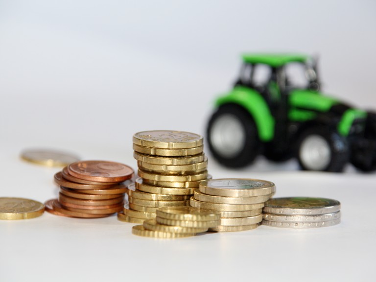 Geldmünzen und Traktor