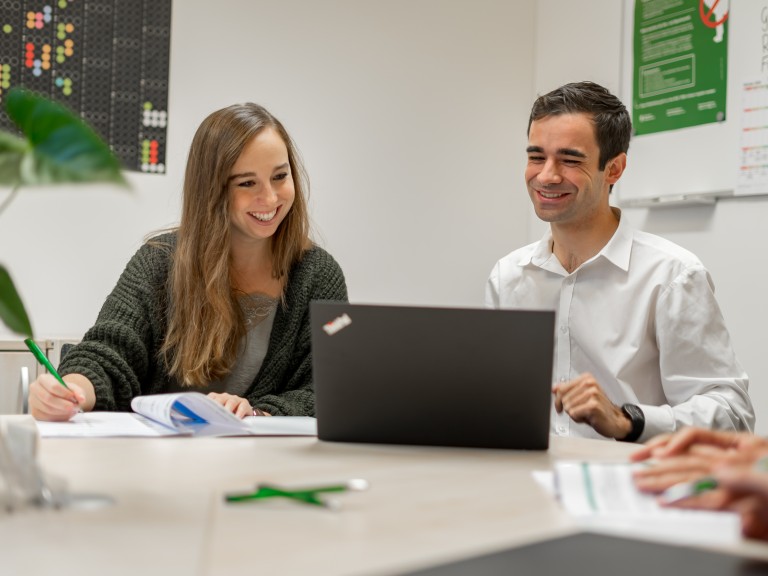 zwei jungen Menschen im Büro