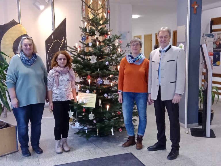 Landfrauen schmücken Weihnachtsbaum