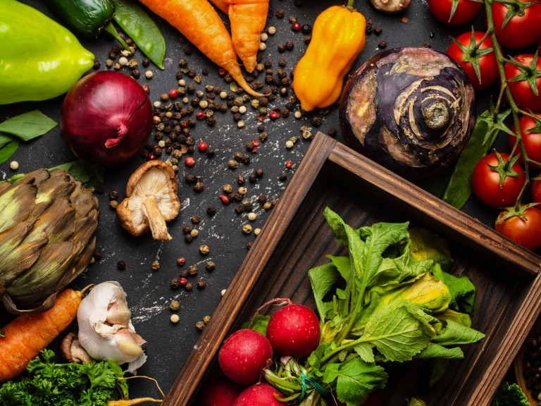 Kiste mit regionalem Obst und Gemüse