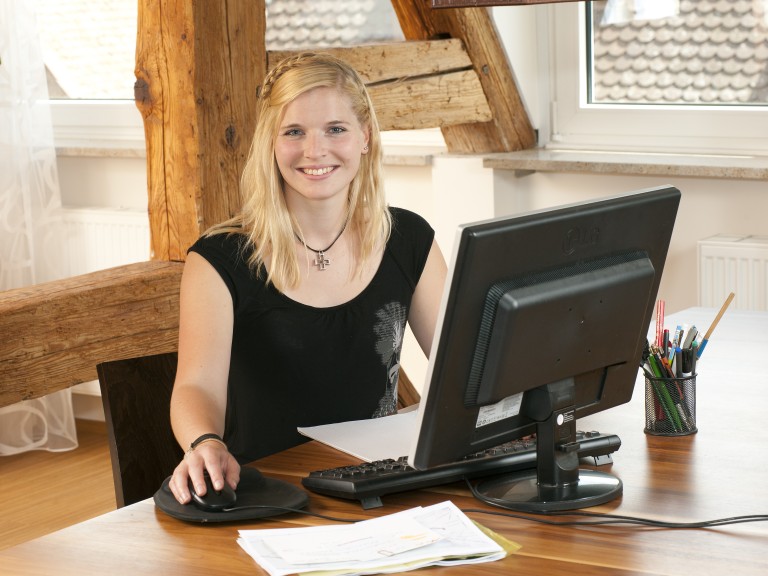 Frau am Arbeitsplatz