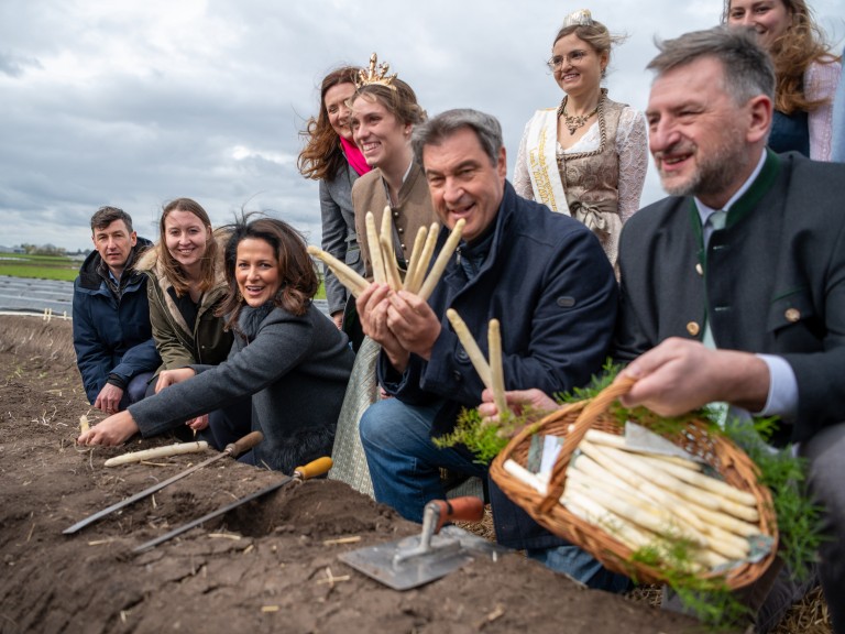 Kaniber, Söder und PS beim Sprgelanstich