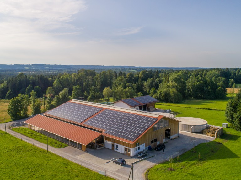 Stall mit Photovoltaik auf dem Dach von oben