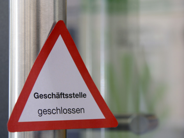 Schild Geschäftsstelle geschlossen