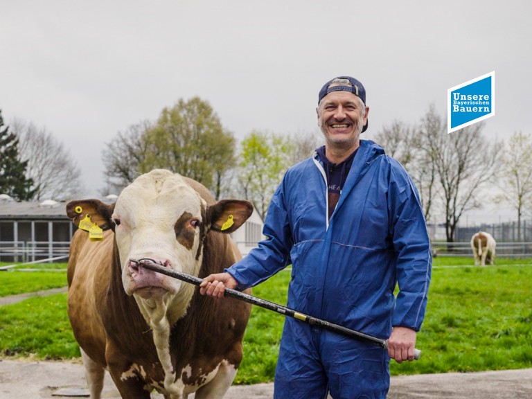 Bernhard Fleischmann mit Zuchtbulle