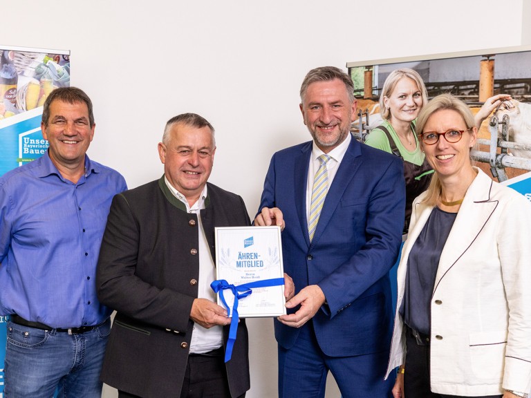 Stephan Neher, Walter Heidl, Günther Felßner und Eva-Maria Haas bei der Übergabe der Urkunde