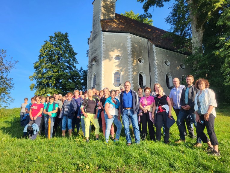 Gruppenbild vor der Wallfahrtskirche Herrnrast