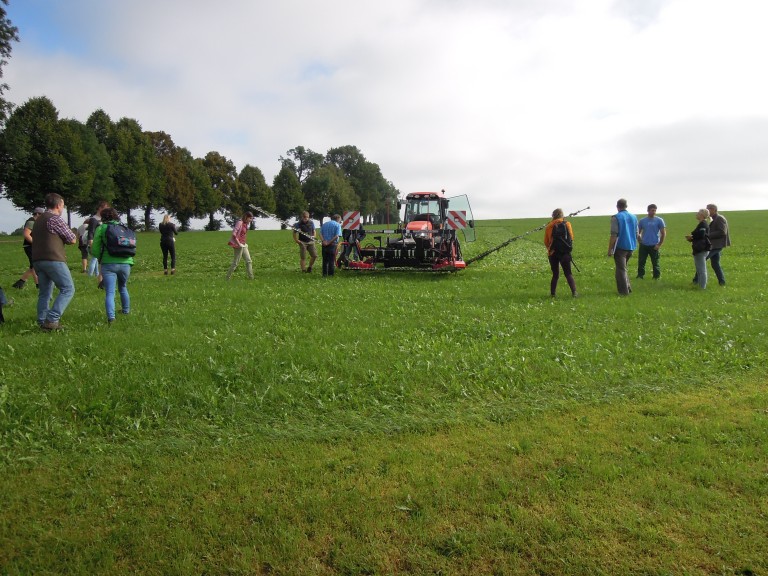 Menschen auf dem Feld mit einem Messerbalkenmäher