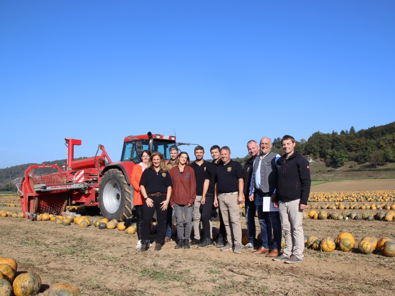 Einen Einblick in die Arbeit der Familie Hiermeier gab es zum Abschluss der BioBayernTour 2023 (von links): Kreisbäuerin Stilla Brandl, Sylvia Hiermeier, Markus Fröschl und Kim Sara Braun (Ökomodellregion), Niklas, Kilian uind Markus Hiermeier, Kreisobmann Johannes Scharl, Bezirkspräsident Ralf Huber und Johann Hinterstoißer, Ökobeauftragter des BBV für Oberbayern.