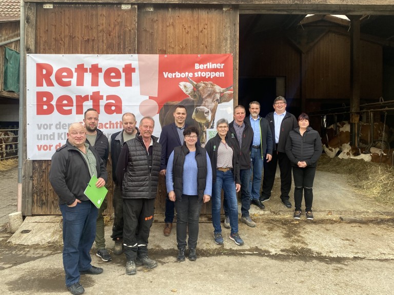 Die Vertreter des BBV treffen sich zur Aktion "Rettet Berta..." auf dem Milchviehbetrieb von Manuela und Stefan Seelmann in Reundorf bei Lichtenfels.