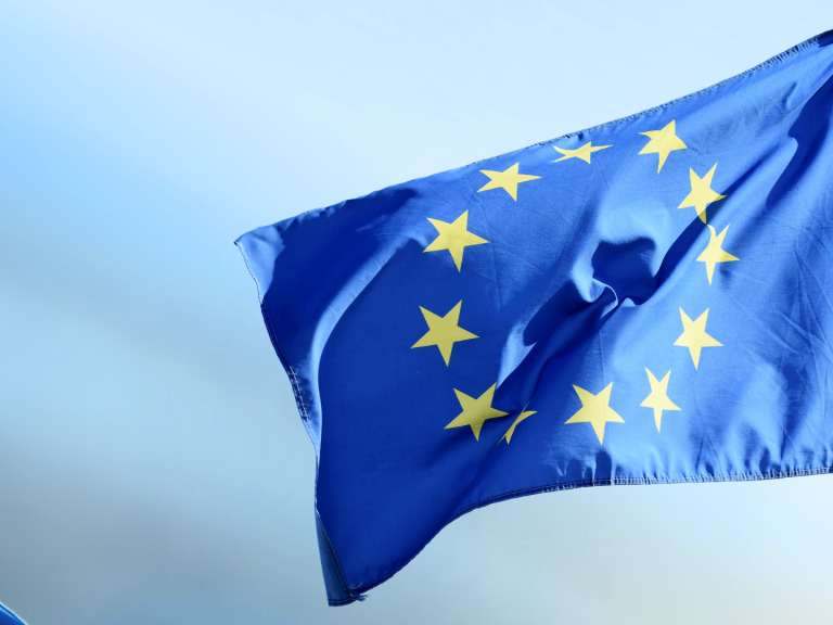 Europaflagge auf blauem Hintergrund