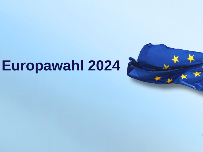 Schriftzug Europawahl 2024 neben Europaflagge auf blauem Hintergrund