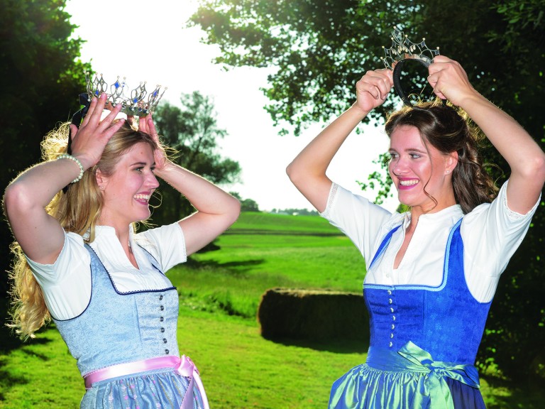 2 fröhliche junge Frauen stehe sich gegenüber 