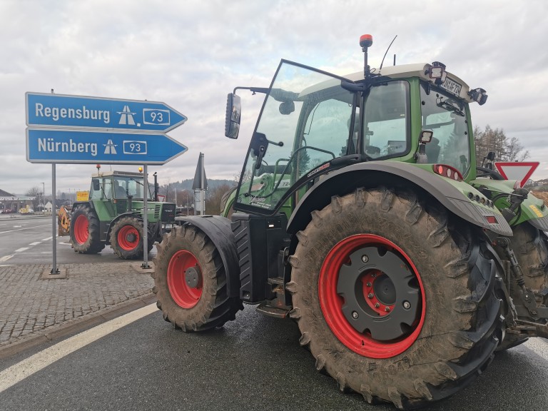 Schlepper in Autobahnauffahrt