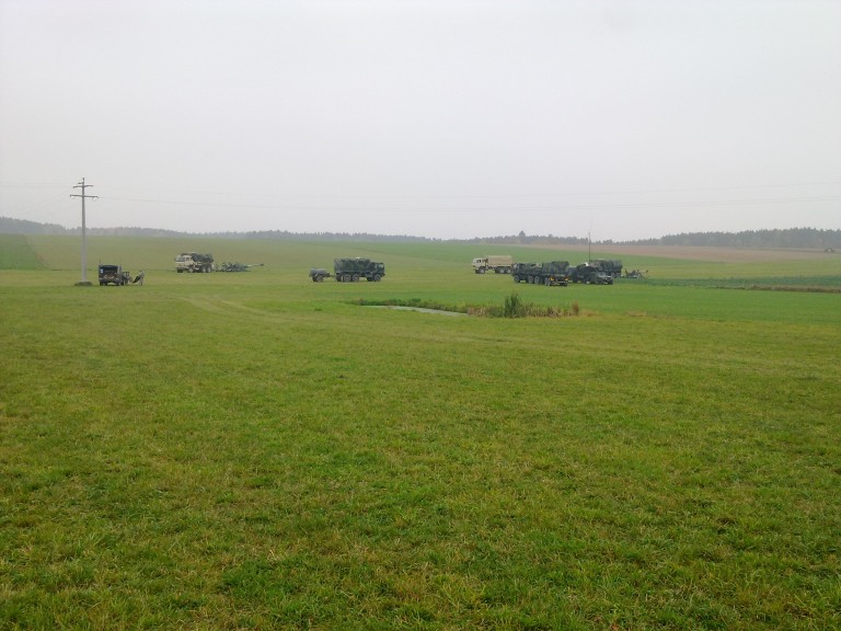 Militärfahrzeuge auf Wiese