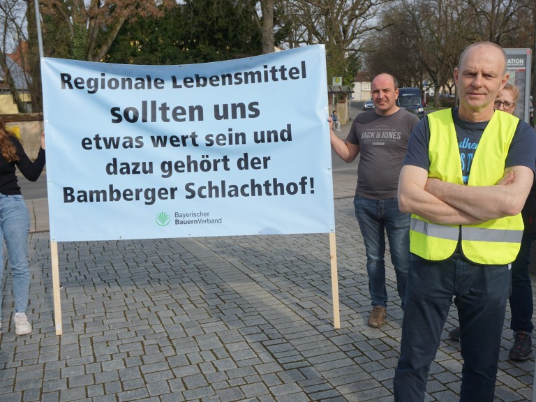 Zahlreiche Landwirte und Viehhändler protestierten im Rahmen der entscheidenden Stadtratssitzung