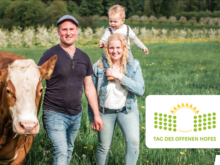 Familie Alt auf der Wiese mit einer Kuh