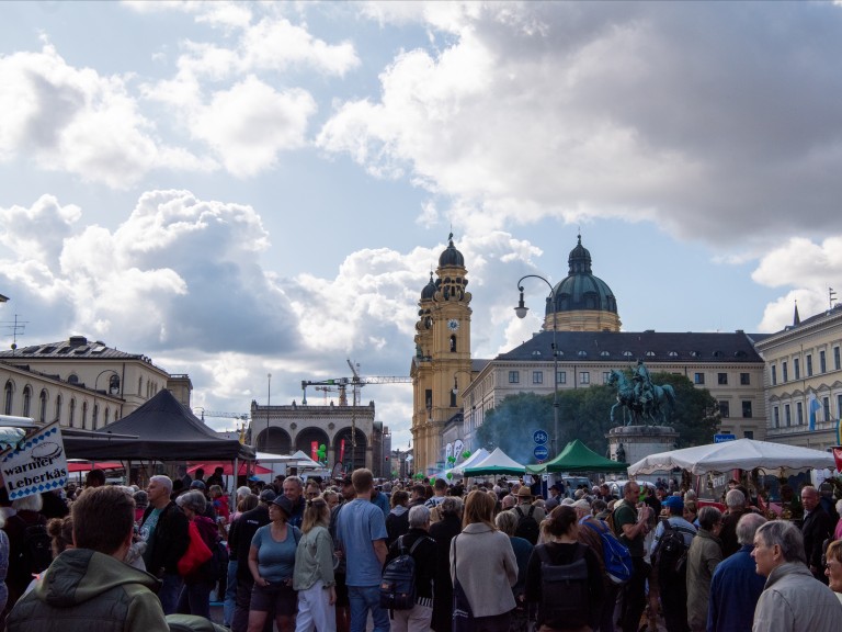 Blick auf Odeonsplatz mit Menschen bei Bauernmarktmeile