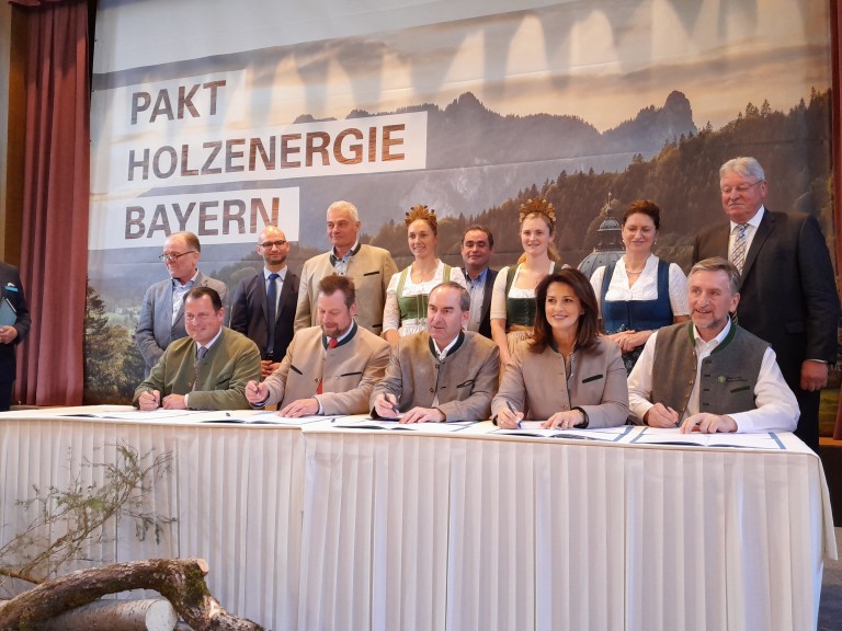 Gruppenbild Unterzeichnung Pakt Holzenergie