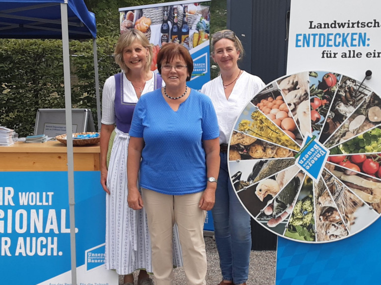 Landfrauen aus dem Kreisverband Bad Tölz-Wolfratshausen am BBV-Stand