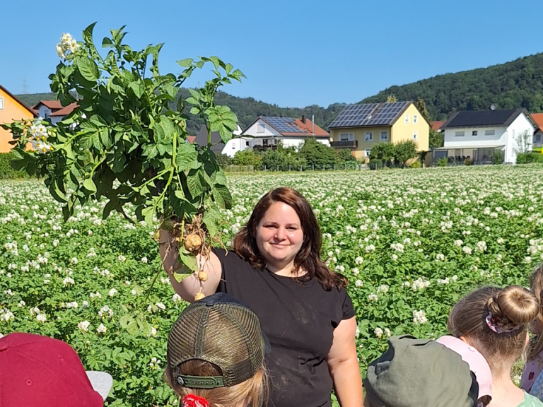 Grundschüler auf dem Kartoffelfeld