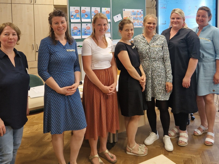 Auf dem Foto:   Alexandra Drexel  AELF Traunstein und Juliana von Berlepsch AELF Rosenheim  mit  Leni Paul  Magdalena Baumgartner Lisa Hinteregger Maria Riepertinger  und Maria Fischbacher aus Rosenheim nach der Schulung am AELF Töging.  (von links).