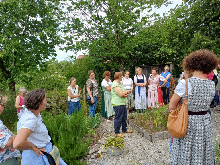 Die Landfrauen machten eine abwechslungsreiche Fahrt zum Ammersee, die mit einer spannenden Betriebserkundung im Straußennest Wiedemann begann.