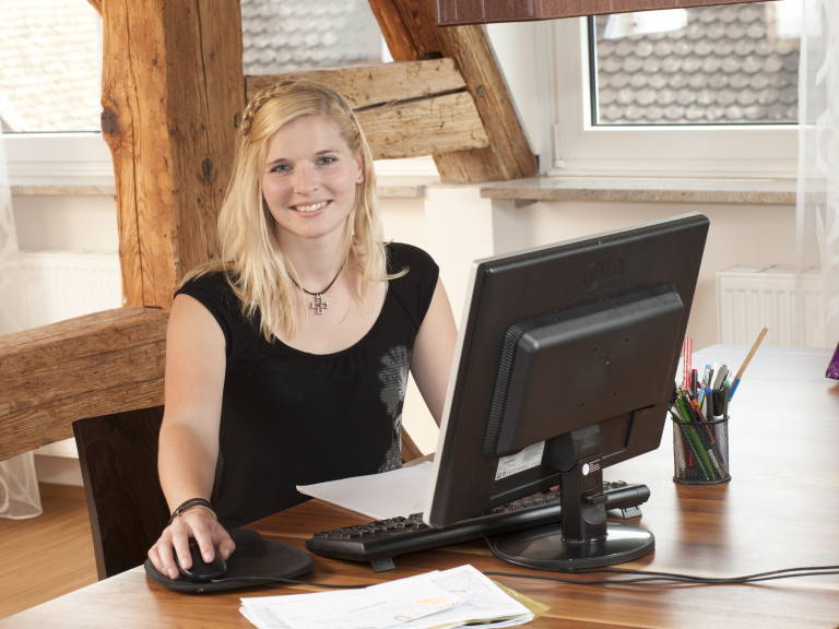 junge Frau im Homeoffice