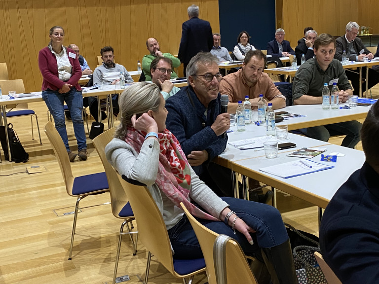 Diskussion Menschen an Tisch sitzend