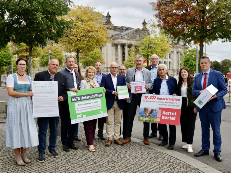 Übergaben im Bundestag 24.000 Unterschriften gegen das geplante Tierschutzgesetz: BBV-Präsident Günther Felßner (5. v. r.), DBV-Generalsekretär Bernhard Krüsken (4. v. r.) mit Vertreterinnen und Vertretern von DBV und BBV.