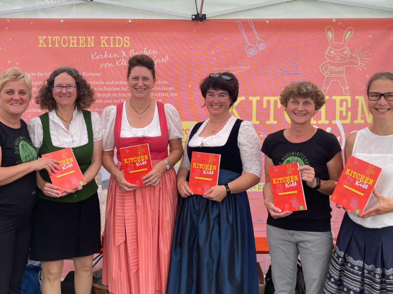 "Kitchen Kids": BBV Landfrauen stellen neues Kinderkochbuch auf der Münchner Bauernmarktmeile vor