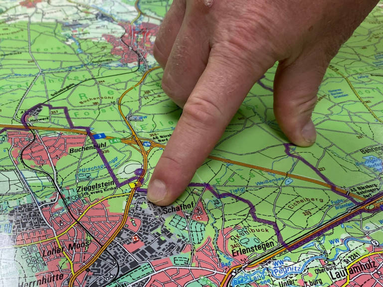 Karte von Nürberg, wo man mit dem Finger auf die Adresse der Geschäftsstelle zeigt