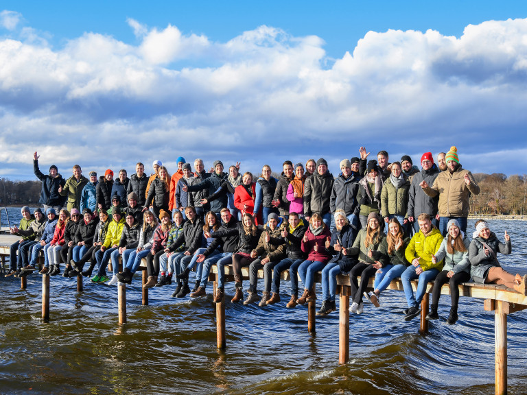 Gruppe junger Leute auf dem Steg am Ammersee