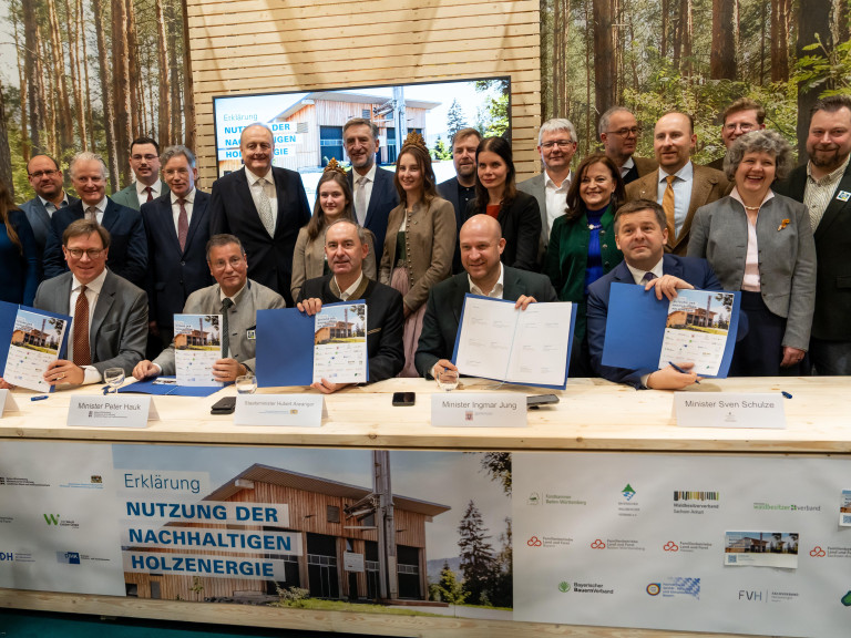 2025 Unterzeichnung der Erklärung „Nutzung nachhaltige Holzenergie“ durch Landesminister auf der Grünen Woche