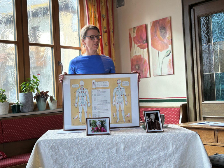 Referetin Birgit Schelle erläutert die Druckpunkte im Körper